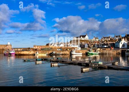 FINDOCHTY MORAY COSTA SCOZIA VISTA ALL'INTERNO DEL PORTO CON PESCA BARCHE E PONTILE BIANCO KIRK SULLA COLLINA Foto Stock