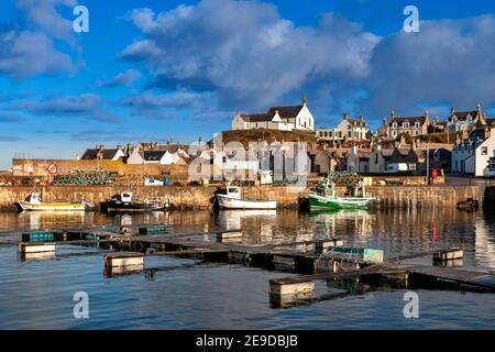 FINDOCHTY MORAY COSTA SCOZIA VISTA ALL'INTERNO DEL PORTO CON PESCA BARCHE E PONTONI BIANCHI KIRK SULLA COLLINA Foto Stock