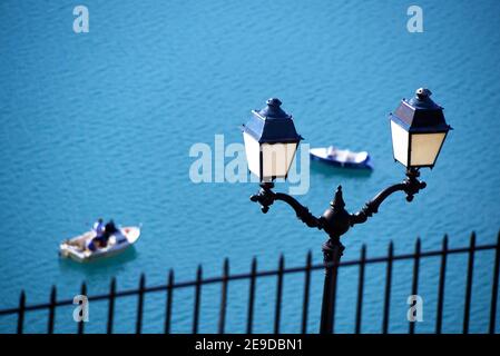 Lac de Sainte-Croix visto dal centro del villaggio, parco naturale di Verdon, Francia, Alpi dell'alta Provenza, Verdon, Sainte Croix Foto Stock