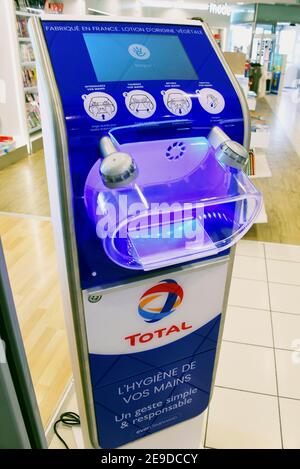 Disinfezione innovativa delle mani di una stazione di rifornimento, Francia, Drome, Valence Foto Stock