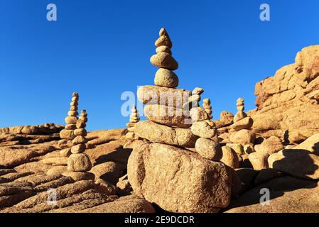 Pikles di pietre sulla spiaggia di la Tonnara, Francia, Corsica, Bonifacio Foto Stock