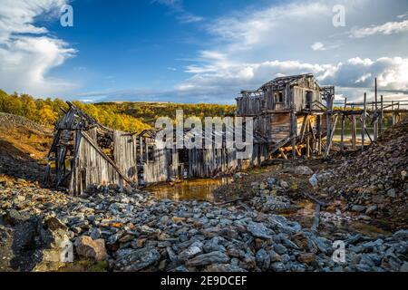 Edificio in legno rovinato di vecchia miniera di rame Christianus Sextus Gruve vicino a Roros in Norvegia. Terreni minerari abbandonati. Foto Stock