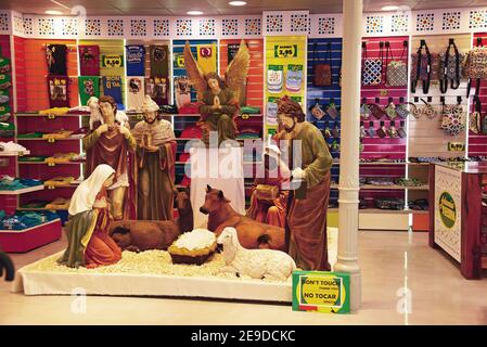 Presepio a grandezza naturale in un negozio di abbigliamento , Spagna, Andalusia, Ronda Foto Stock