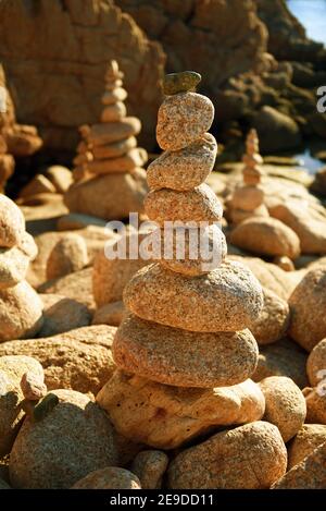 Mucchi di pietre sulla spiaggia di la Tonnara, Francia, Corsica, Bonifacio Foto Stock