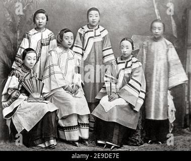 Foto tardo 19 ° secolo - Gruppo di donne cinesi con piedi legati, circa 1890 Foto Stock