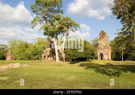 Antiche torri Khmer di Prasat Suor Prat. Nel complesso di Angkor Thom a Siem Reap, Cambogia. Antiche strutture, di centinaia di anni. Foto Stock