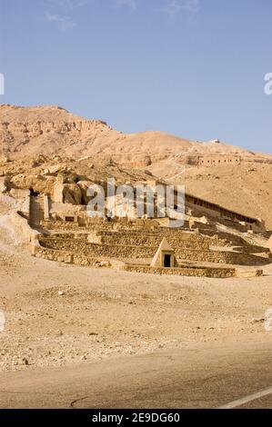 Piramidi e pareti di pietra che circondano le tombe dei lavoratori a Deir el Medina. Cisgiordania del Nilo a Luxor. Antiche tombe, di oltre 1000 anni. Foto Stock