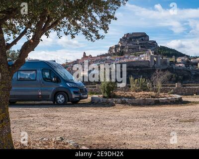 La città collinare di Morella e il suo castello nella provincia di Castellón in Spagna. Foto Stock