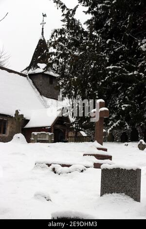 Chiesa e cimitero di San Nicola, Pyrford, Surrey, nella neve in inverno Regno Unito Foto Stock