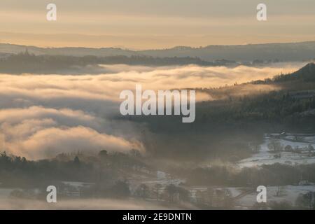 Incredibile inversione di nuvola su Windermere in un freddo gelido Winters mattina. Lake District, Regno Unito. Foto Stock