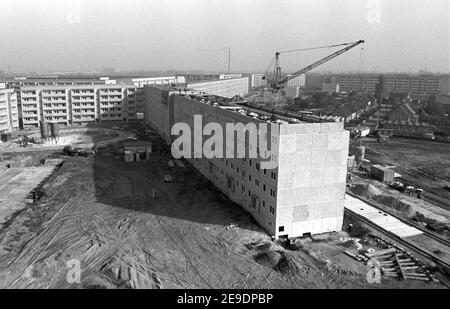 30 novembre 1982, Sassonia, Delitzsch: Nuovi blocchi di appartamenti sono costruiti nei primi anni '80 in costruzione di lastre prefabbricate nella nuova area di sviluppo Delitzsch Nord, alla periferia della città del distretto. Data esatta della fotografia non nota. Foto: Volkmar Heinz/dpa-Zentralbild/ZB Foto Stock