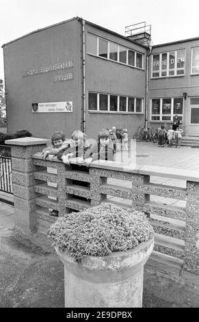 15 ottobre 1984, Sassonia, Eilenburg: Sulla favola della scuola secondaria Erich Weinert nel villaggio di Radefeld si trova lo slogan "alti risultati - pace forte!" Nel mese di ottobre 1984. La data esatta della fotografia non è nota. Foto: Volkmar Heinz/dpa-Zentralbild/ZB Foto Stock