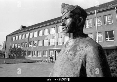 15 ottobre 1984, Sassonia, Eilenburg: Busto Hans Beimler - la scuola secondaria Hans-Beimler nell'autunno 1984 a Eilenburg. Data esatta della registrazione non nota. Foto: Volkmar Heinz/dpa-Zentralbild/ZB Foto Stock