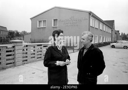 15 ottobre 1984, Sassonia, Eilenburg: Conversazione di fronte all'edificio amministrativo della produzione di GPL "Fortschritt" a Radefeld (distretto di Delitzsch) nell'ottobre 1984. Data esatta della registrazione non nota. Foto: Volkmar Heinz/dpa-Zentralbild/ZB Foto Stock