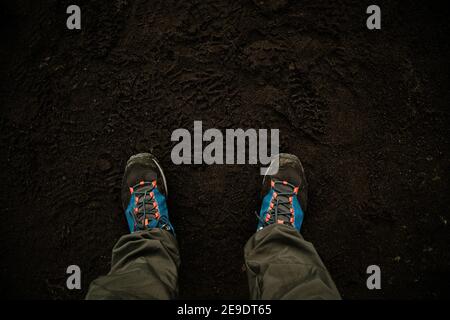 scarpe da trekking in una spedizione in tutto il mondo. Concetti di avventura e viaggio. VIK spiaggia in Islanda. Foto Stock