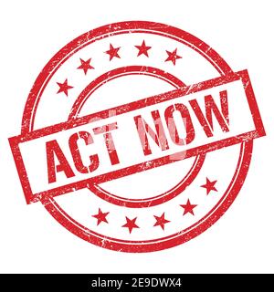 ACT NOW testo scritto su rosso tondino di gomma vintage. Foto Stock