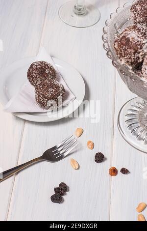 Avene i bonbon su un piatto e una forchetta in un tavolo bianco. Foto Stock