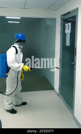KOLKATA, INDIA - 29 gennaio 2021: Sanitizzare o disinfettare i locali degli uffici per la precauzione DI CORONA, DPI a corpo pieno è indossato da un lavoratore Foto Stock