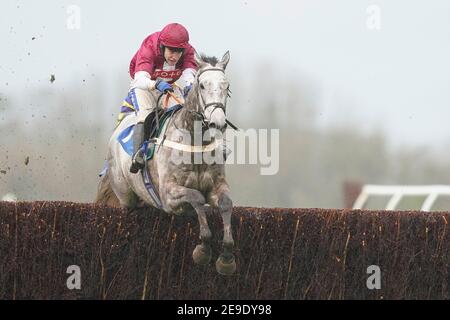 Numitor guidato dal fantino Tom Scudamore ha liberato l'ultimo per vincere la TV Watch Racing nello stupefacente inseguimento di handicap dei Novizi HD all'ippodromo di Wincanton. Data immagine: Lunedì 4 febbraio 2021. Foto Stock