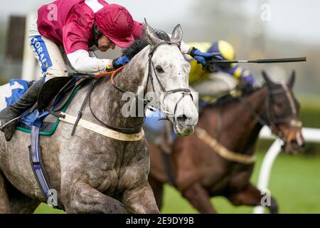 Numitor guidato dal fantino Tom Scudamore ha liberato l'ultimo per vincere la TV Watch Racing nello stupefacente inseguimento di handicap dei Novizi HD all'ippodromo di Wincanton. Data immagine: Lunedì 4 febbraio 2021. Foto Stock