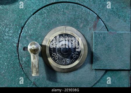 Primo piano della serratura a combinazione rotante di una cassaforte vintage cassetta di sicurezza Foto Stock