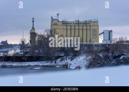 Magdeburgo, Germania. 30 gennaio 2021. Il 'salo Hansa' del Magdeburger Getreidegesellschaft mbH si trova nel porto industriale Rothensee. Credit: Stefano Nosini/dpa-Zentralbild/ZB/dpa/Alamy Live News Foto Stock