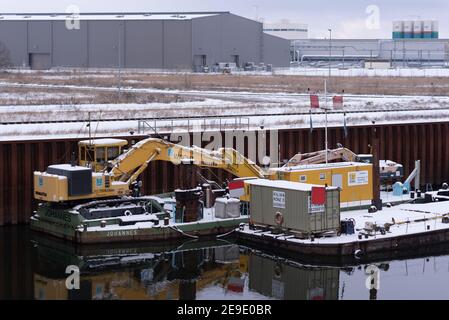 30 gennaio 2021, Sassonia-Anhalt, Magdeburgo: Una draga si trova nel porto industriale di Rothensee. Foto: Stephan Schulz/dpa-Zentralbild/ZB Foto Stock