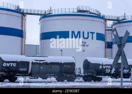 30 gennaio 2021, Sassonia-Anhalt, Magdeburgo: Un treno è parcheggiato nel porto industriale di Rothensee. Dietro di esso si possono vedere silos con l'iscrizione 'MUT'. Foto: Stephan Schulz/dpa-Zentralbild/ZB Foto Stock