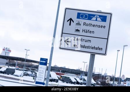 30 gennaio 2021, Sassonia-Anhalt, Magdeburgo: Nel porto industriale Rothensee c'è un cartello per i porti, il centro città e l'autostrada 2. Foto: Stephan Schulz/dpa-Zentralbild/ZB Foto Stock