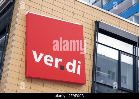 30 gennaio 2021, Sassonia-Anhalt, Magdeburgo: Il logo del sindacato di servizio ver.di è appeso alla façade di una casa a Leiterstraße. Foto: Stephan Schulz/dpa-Zentralbild/ZB Foto Stock