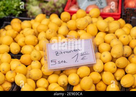 Magdeburgo, Germania. 30 gennaio 2021. I limoni gialli soleggiati giacciono l'uno sopra l'altro. Credit: Stefano Nosini/dpa-Zentralbild/ZB/dpa/Alamy Live News Foto Stock