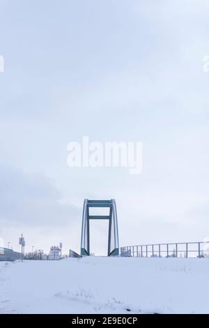 Magdeburgo, Germania. 30 gennaio 2021. Ponte ferroviario del porto innevato nel porto industriale Rothensee. Credit: Stefano Nosini/dpa-Zentralbild/ZB/dpa/Alamy Live News Foto Stock