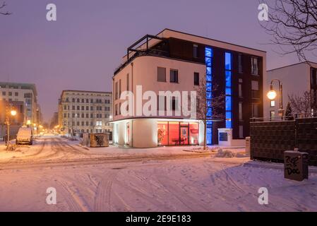 Magdeburgo, Germania. 29 gennaio 2021. La neve si trova di fronte a moderni edifici residenziali sull'Elba. Credit: Stefano Nosini/dpa-Zentralbild/ZB/dpa/Alamy Live News Foto Stock