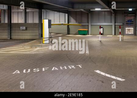 Magdeburgo, Germania. 29 gennaio 2021. In un garage, le parole 'Esci' sono scritte sul pavimento. Credit: Stefano Nosini/dpa-Zentralbild/ZB/dpa/Alamy Live News Foto Stock