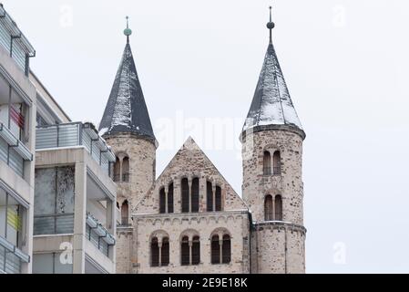 Magdeburgo, Germania. 30 gennaio 2021. C'è neve sulle torri del monastero di nostra Signora. Credit: Stefano Nosini/dpa-Zentralbild/ZB/dpa/Alamy Live News Foto Stock