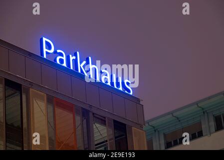 Magdeburgo, Germania. 29 gennaio 2021. Il "garage per il parcheggio" è scritto in lettere illuminate su un tetto. Credit: Stefano Nosini/dpa-Zentralbild/ZB/dpa/Alamy Live News Foto Stock