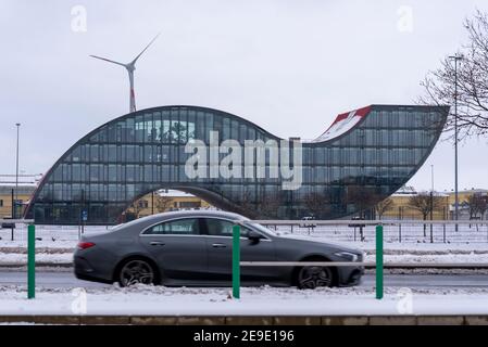 Magdeburgo, Germania. 30 gennaio 2021. La neve si trova di fronte all'edificio amministrativo della fabbrica di Enercon. Credit: Stefano Nosini/dpa-Zentralbild/ZB/dpa/Alamy Live News Foto Stock