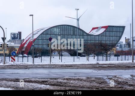 Magdeburgo, Germania. 30 gennaio 2021. La neve si trova di fronte all'edificio amministrativo della fabbrica di Enercon. Credit: Stefano Nosini/dpa-Zentralbild/ZB/dpa/Alamy Live News Foto Stock