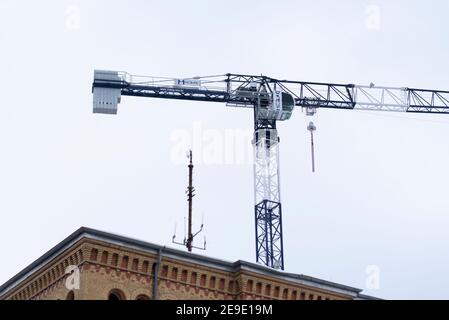 Magdeburgo, Germania. 30 gennaio 2021. Dietro la stazione di polizia di Magdeburgo si trova una gru da costruzione. Credit: Stefano Nosini/dpa-Zentralbild/ZB/dpa/Alamy Live News Foto Stock