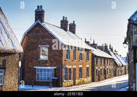 Sharnbrook, Bedfordshire, Inghilterra, Regno Unito. Sharnbrook villaggio alta strada scena invernale dopo la neve Foto Stock