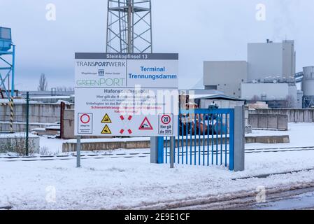 Magdeburgo, Germania. 30 gennaio 2021. Nel porto industriale di Rothensee c'è un cartello che dice 'area portuale speciale'. Dietro di esso (r), si possono vedere parti dell'impianto di rifiuti-energia. Credit: Stefano Nosini/dpa-Zentralbild/ZB/dpa/Alamy Live News Foto Stock