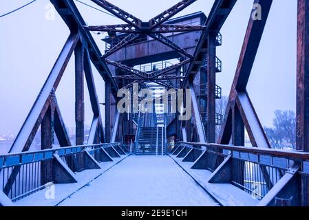 Magdeburgo, Germania. 29 gennaio 2021. La neve si trova sullo storico ponte elevatore. Era un ponte ferroviario. Credit: Stefano Nosini/dpa-Zentralbild/ZB/dpa/Alamy Live News Foto Stock