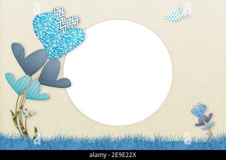 Biglietto d'auguri con cornice fotografica rotonda realizzata con tessuti in la forma dei cuori e un piccolo uccello Foto Stock