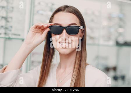 Occhiali neri punzonati per l'allenamento visivo. Occhiali traforati. Foto Stock