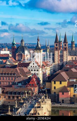 Vista aerea soleggiata della città vecchia con la cattedrale e il municipio di Wurzburg, Franconia, Baviera, Germania Foto Stock