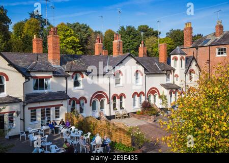 Regno Unito, Inghilterra, Cheshire, Chester, Vista della gente che siede nel giardino del pub sulle rive del fiume Dee Foto Stock