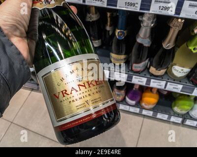 PARIGI, FRANCIA - 20 GENNAIO 2021: Il logo dello champagne Vranken sulle bottiglie in esposizione in un negozio. Parte di Vranken Pommery Monopole, è un marchio francese di ch Foto Stock