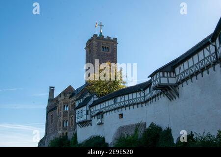 Il Wartburg è un castello in Turingia, sopra la città di Eisenach, all'estremità nord-occidentale della Foresta di Turingia. Foto Stock