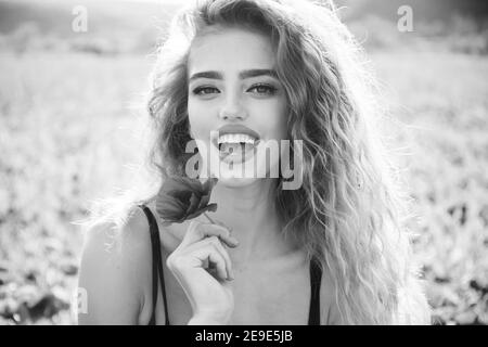 Ragazza su in campo primaverile di papavero. Bianco nero. Foto Stock