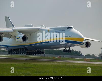 Il più grande aereo del mondo Antonov AN-225 Mriya è atterrato all'aeroporto Vaclav Havel di Praga, Repubblica Ceca, il 10 maggio 2016. (Foto CTK/Petr Mal Foto Stock